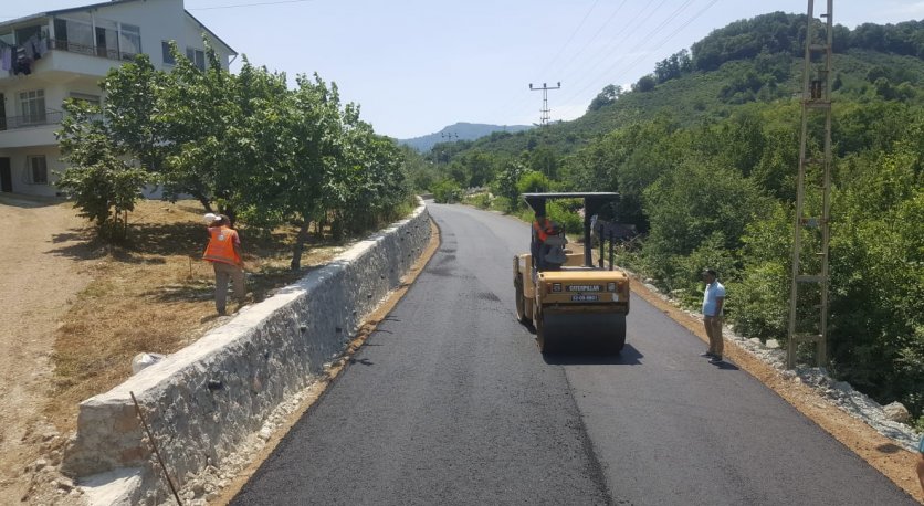 PERŞEMBENİN GRUP YOLLARI SICAK ASFALTA KAVUŞUYOR