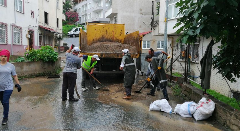 ALTINORDU BELEDİYESİ ETKİLİ OLAN YAĞIŞLARDA SAHADA ETKİN MÜCADELE VERDİ