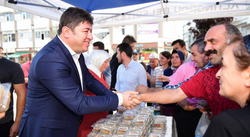 BAŞKAN TÖRENDEN, VATANDAŞLARA AŞURE İKRAMI