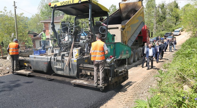 5,5 KM GRUP YOLU SICAK ASFALTA KAVUŞUYOR