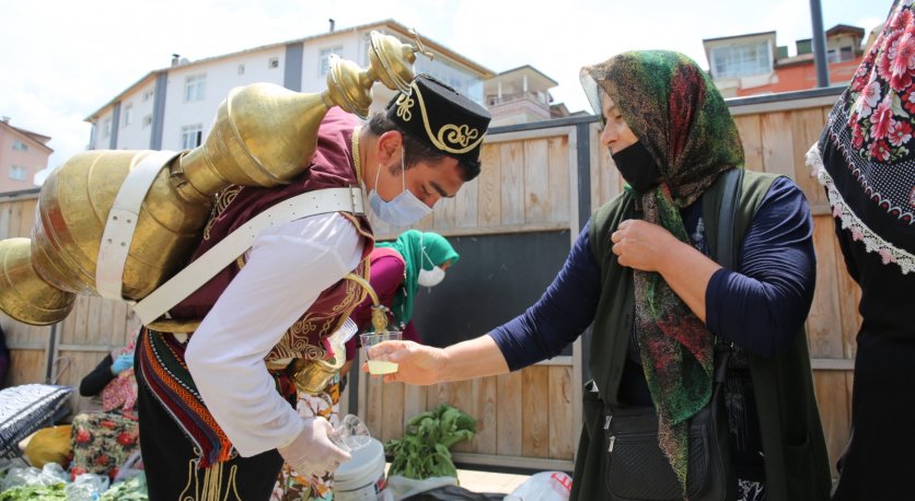 PAZARCILARA SOĞUK LİMONATA İKRAMI