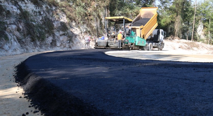 ÜNYENİN YOLLARI ASFALTLANIYOR