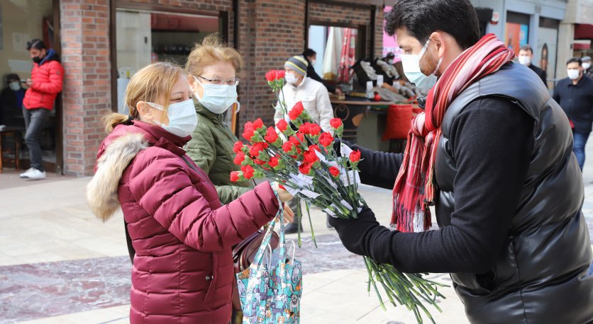 BÜYÜKŞEHİRDEN ORDULU KADINLARA 8 MART KARANFİLİ