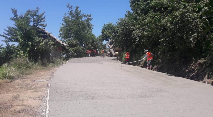 FATSANIN MAHALLELERİNE BETON YOL KONFORU