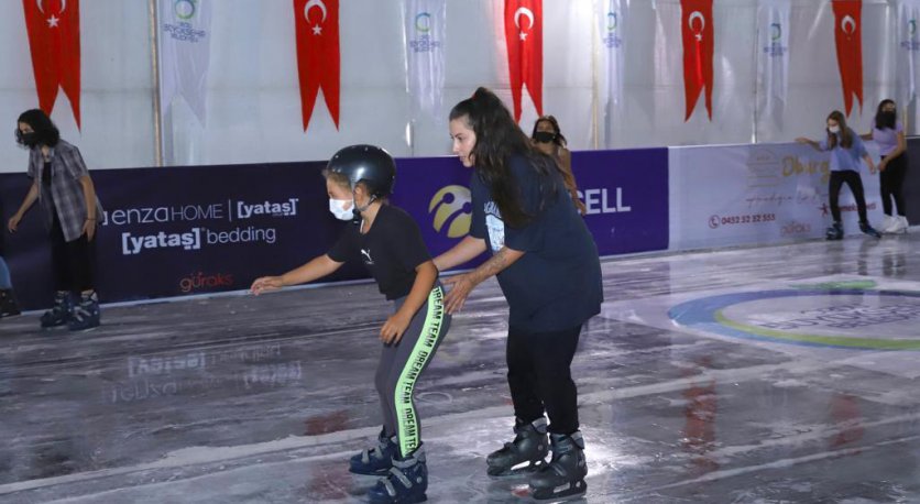 İLK KEZ BUZ PATENİ YAPMANIN MUTLULUĞUNU YAŞADILAR