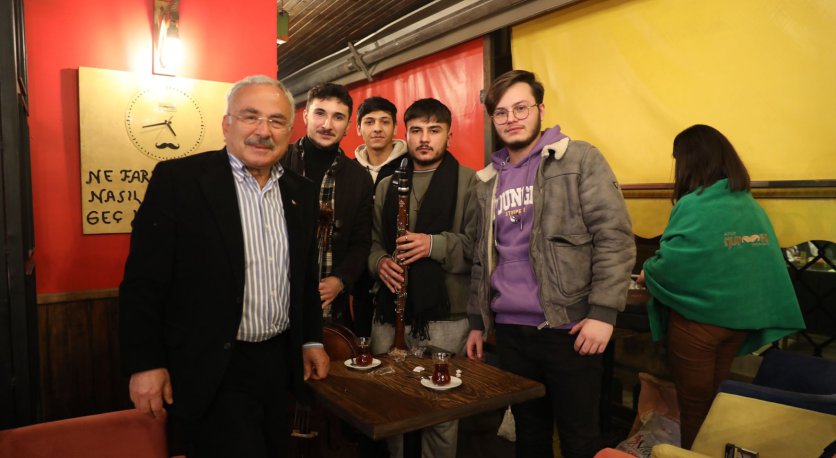 BAŞKAN GÜLER GENÇLERİN MASASINA MİSAFİR OLDU
