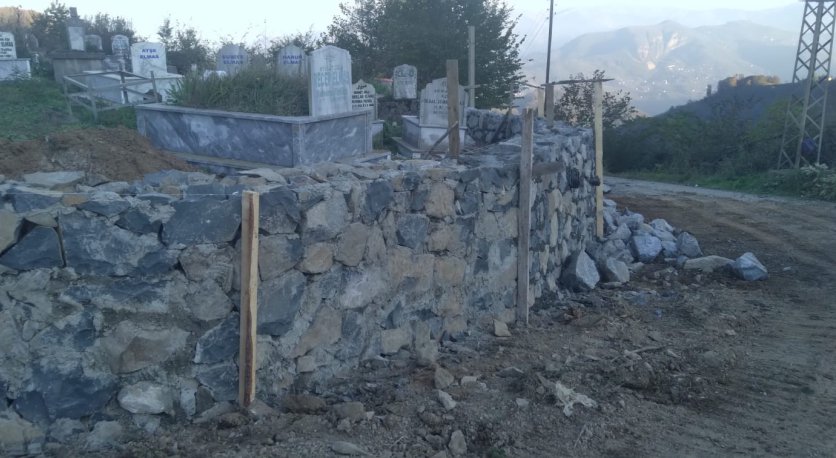 MEZARLIKLARDA BAKIM ONARIM ÇALIŞMALARI DEVAM EDİYOR  
