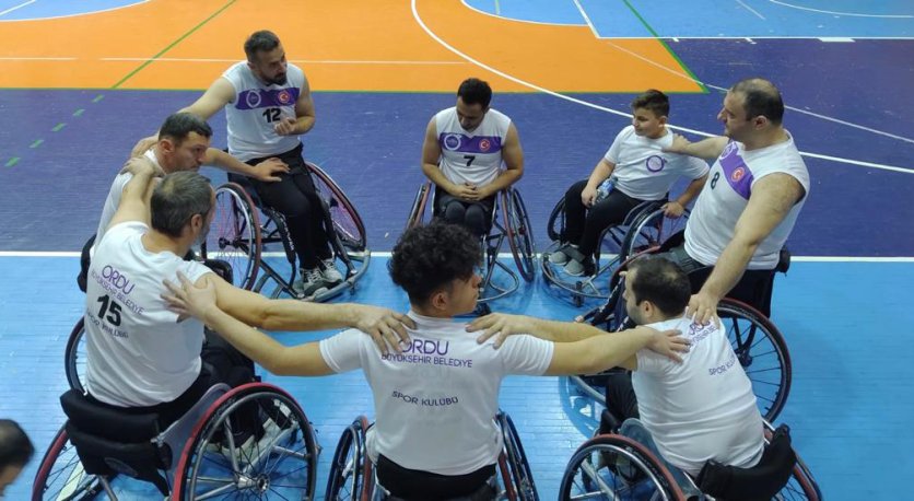 TEKERLEKLİ SANDALYE BASKETBOL TAKIMI LİGDEKİ BAŞARISINI TAÇLANDIRDI