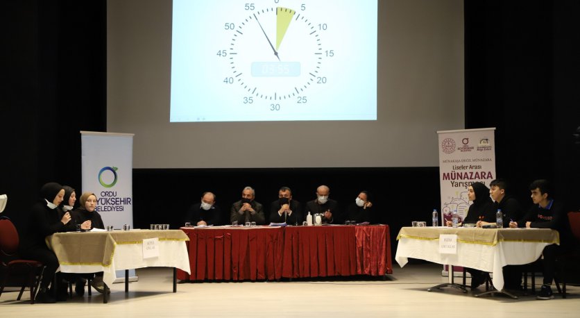 GENÇLER FİKİRLERİNİ SAVUNUYOR 
