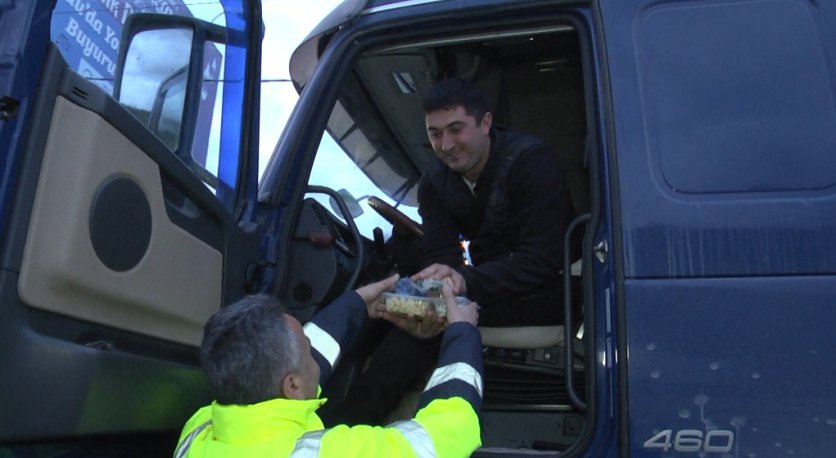 İFTARA YOLDA YAKALANANLARA İKRAMLAR DEVAM EDİYOR