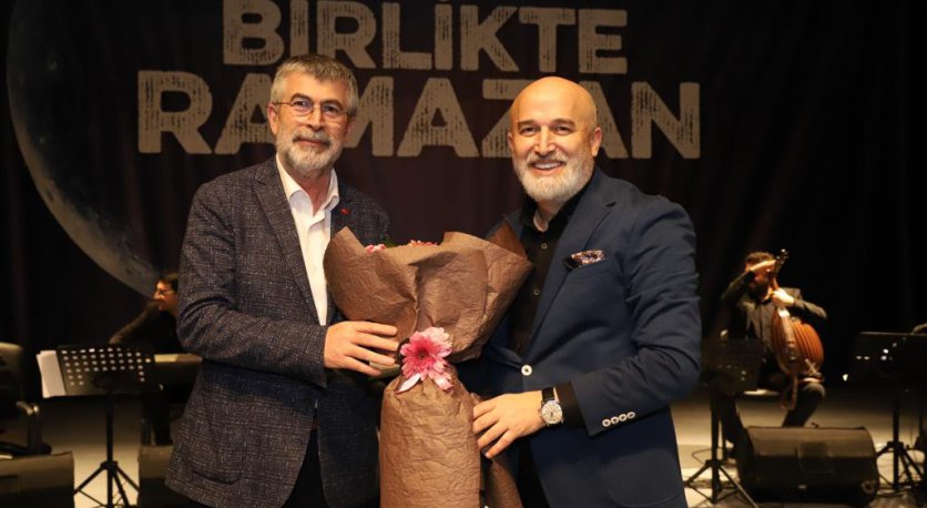 NECİPOĞLU, DİNLEYENLERİ MEST ETTİ 