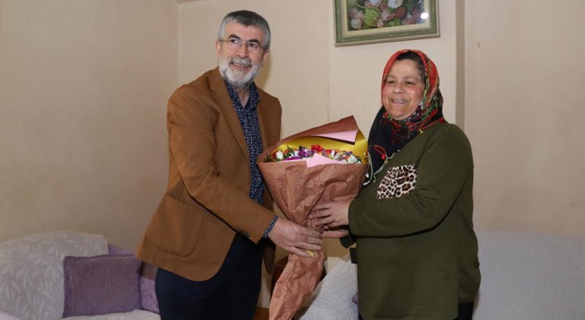 ANNELER GÜNÜ´NDE BAŞ TAÇI EDİLESİ ANNEYE ZİYARET