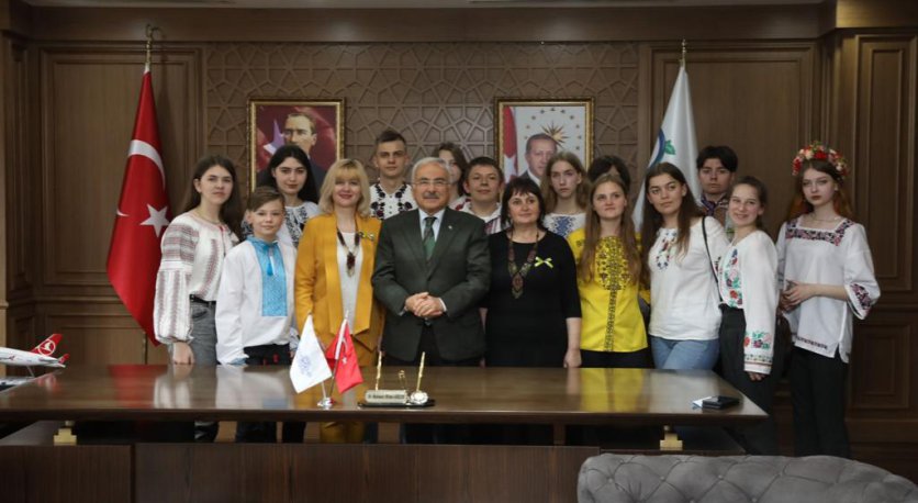UKRAYNALI ÖĞRENCİLERDEN BAŞKAN GÜLER´E TEŞEKKÜR