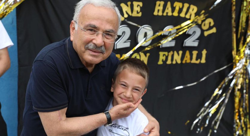 BAŞKAN GÜLER ÇOCUKLUĞUNUN GEÇTİĞİ İLKOKULDA KARNE DAĞITTI