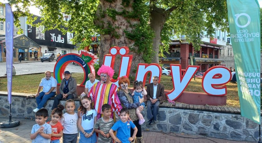 “KEDİ İLE PALYAÇO” ÇOCUKLARIN YÜZÜNÜ GÜLDÜRÜYOR 