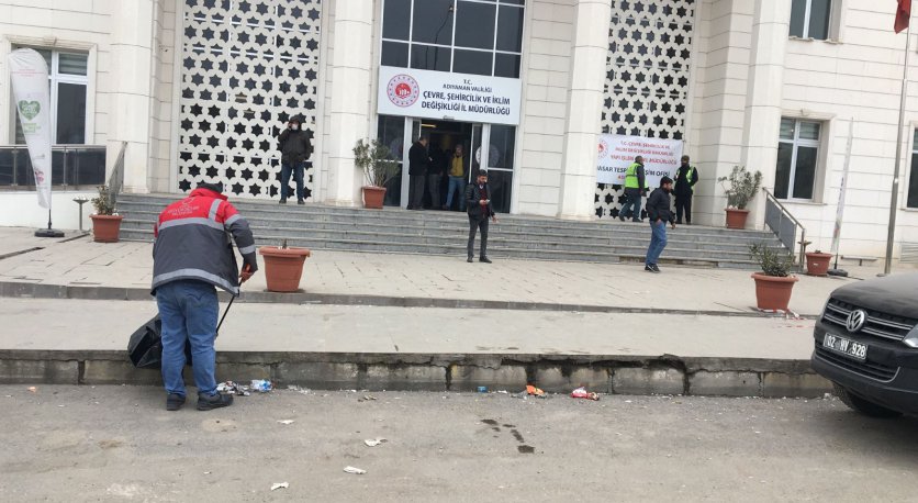 DEPREM BÖLGESİNDE TEMİZLİK SEFERBERLİĞİ 