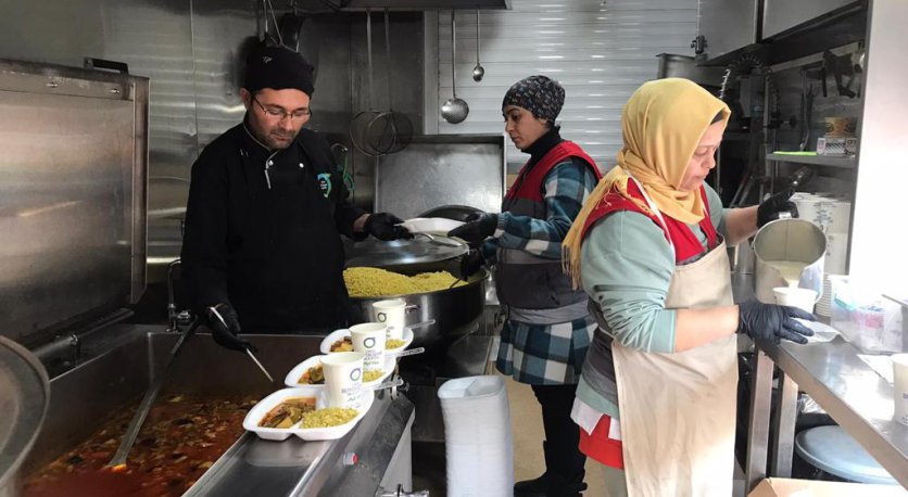 GÜNLERDİR MOBİL MUTFAK TIRI İLE YEMEK İHTİYACI KARŞILANIYOR