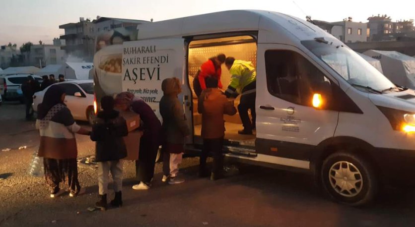 MOBİL MUTFAK TIRI DEPREMZEDELERİN YEMEK İHTİYACINI KARŞILAMAYA DEVAM EDİYOR