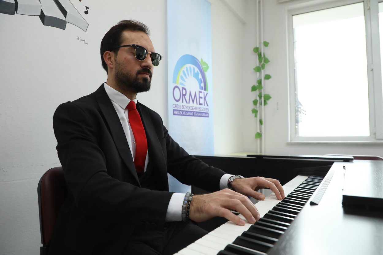 GÖRMEYEN GÖZLERLE DEĞİL, HİSSEDEN KALPLE ÇALIYOR