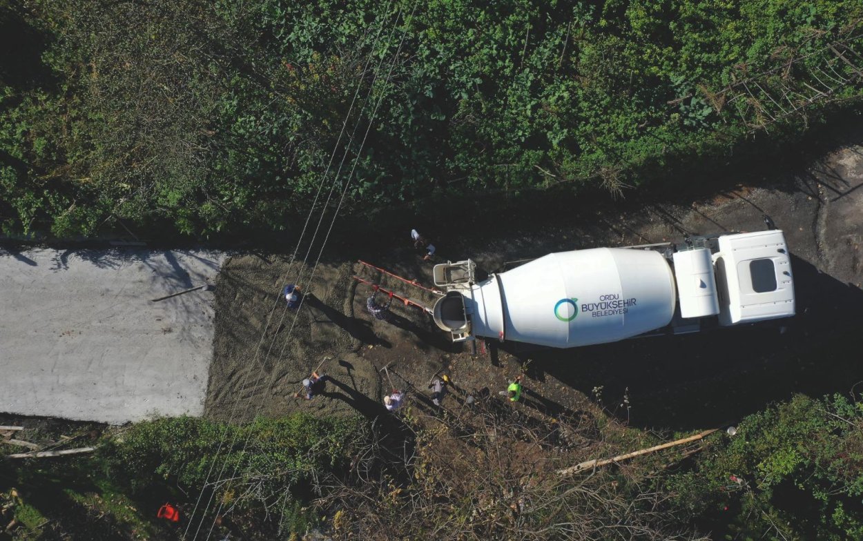 ÜNYE’DE YAVİ–İNKUR BAĞLANTI YOLU BETONLA YENİLENİYOR