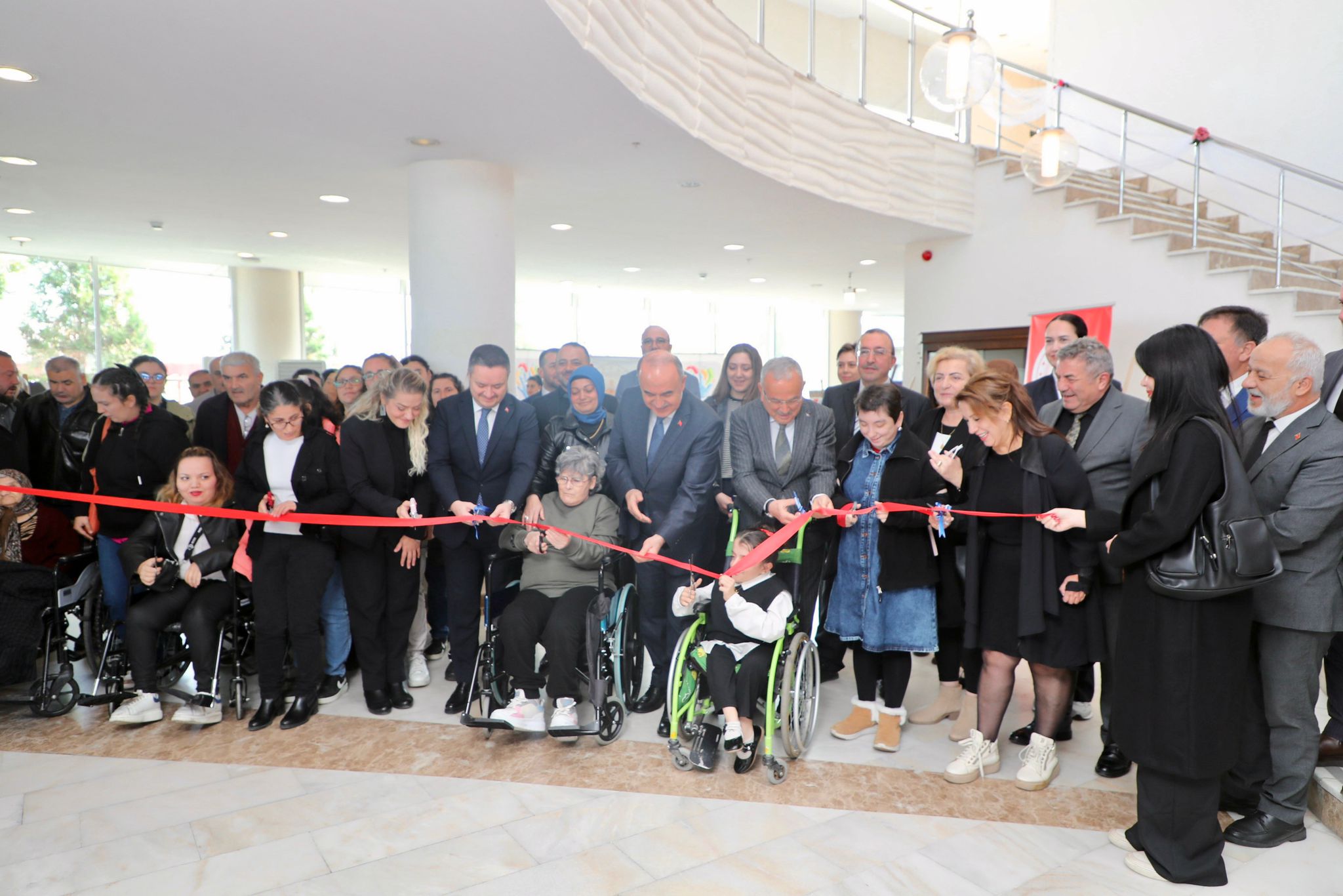 Vali Erol, Engelliler Günü Münasebetiyle Düzenlenen Çeşitli Programlara Katıldı 