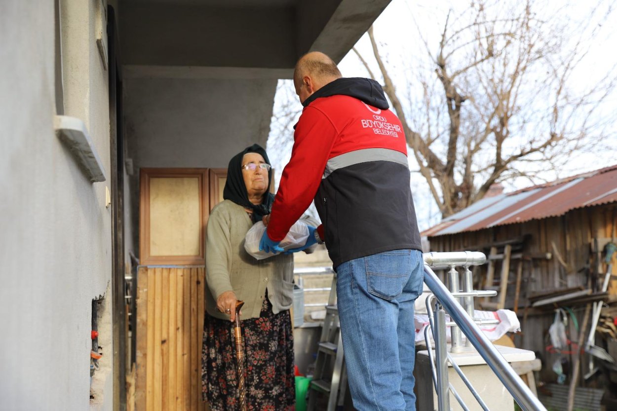 BAŞKAN GÜLER İLE SICAK YEMEK DESTEĞİ SÜRÜYOR