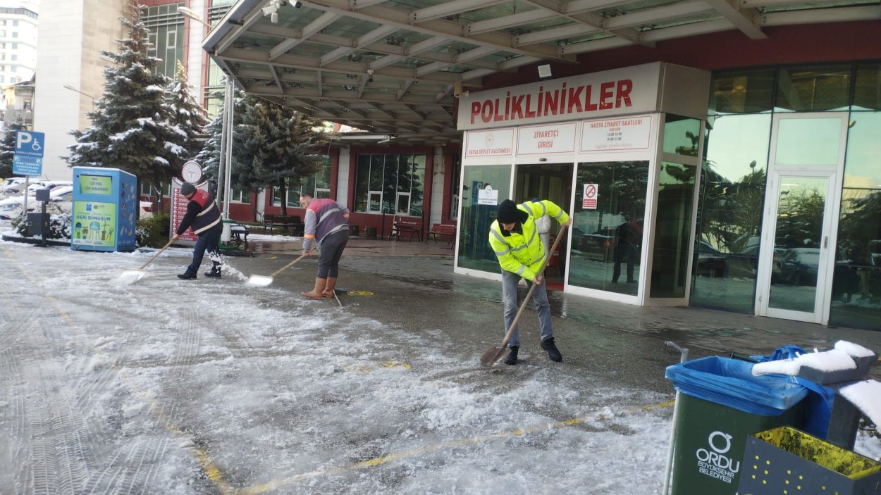 BÜYÜKŞEHİR EKİPLERİ YAYALARIN GÜVENLİĞİ İÇİN SEFERBER