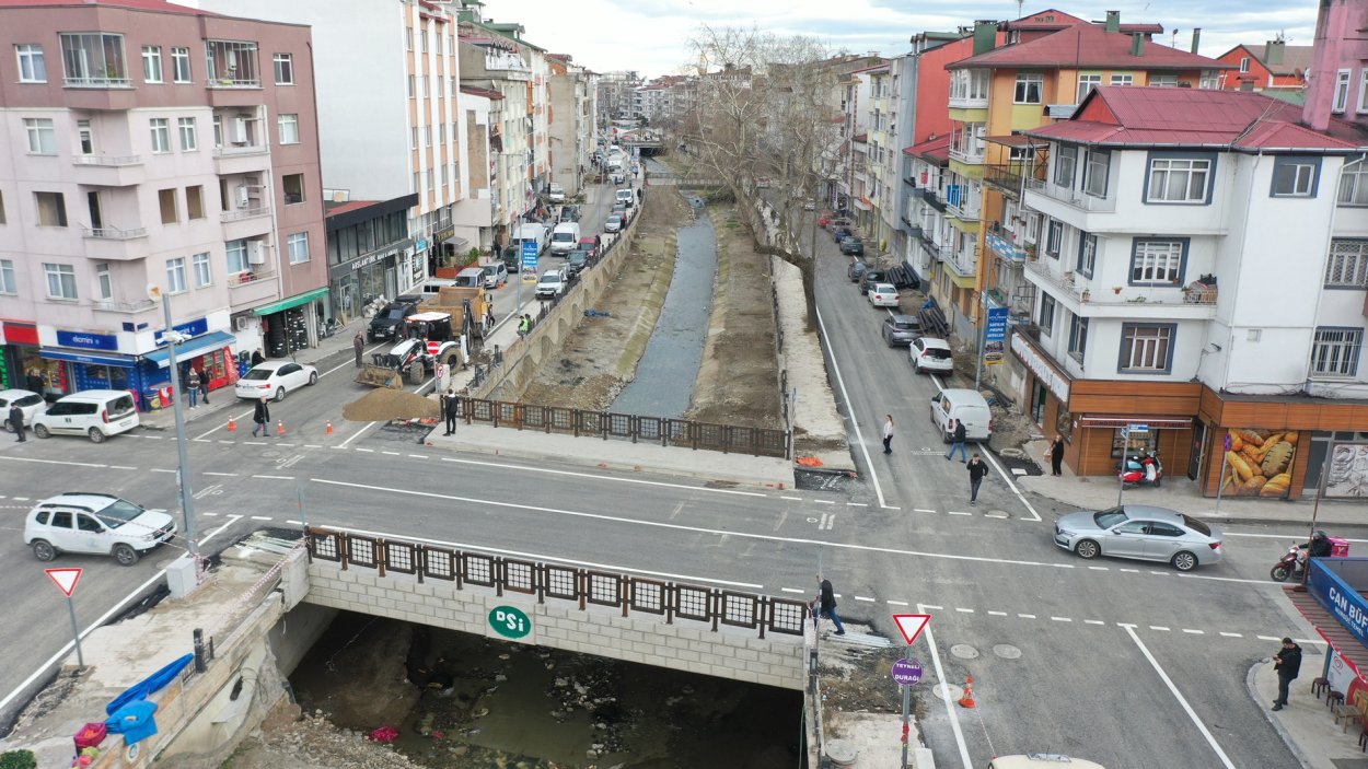 ALTINORDU’DA YENİLENEN KÖPRÜ ULAŞIMA AÇILDI