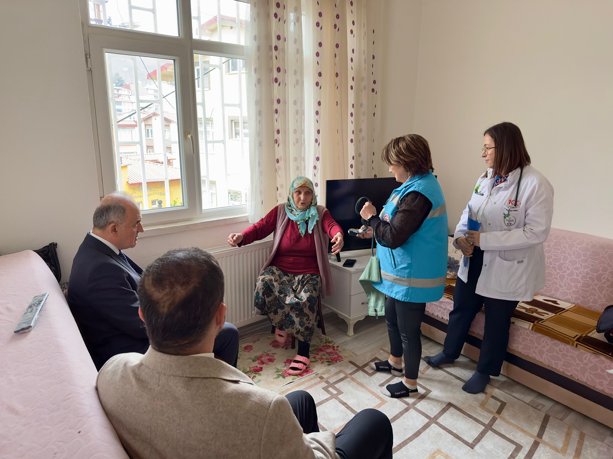 Vali Erol, Evde Sağlık Hizmetinden Yararlanan Vatandaşlarımıza Hane Ziyaretinde Bulundu