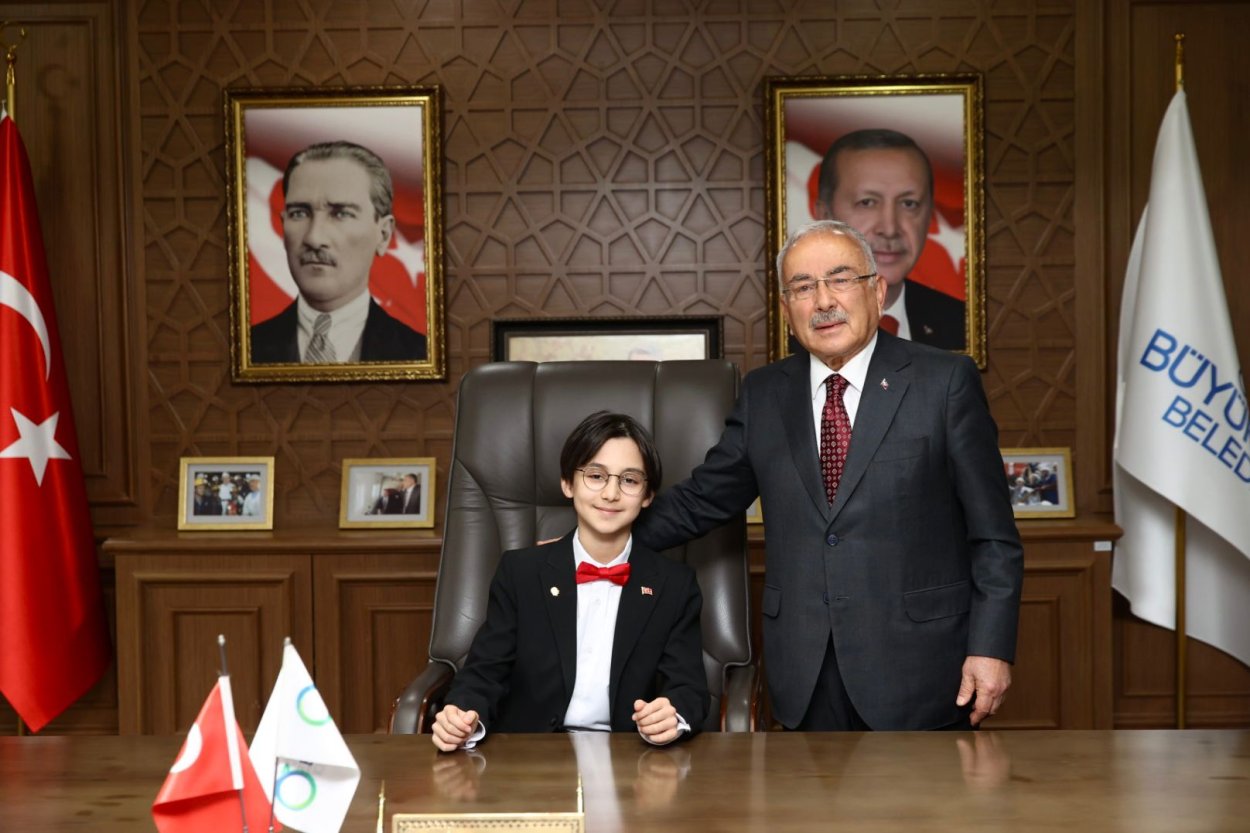 BAŞKAN GÜLER, KOLTUĞUNU MİNİK BAŞKAN DAĞHAN ÖZTÜRK’E DEVRETTİ