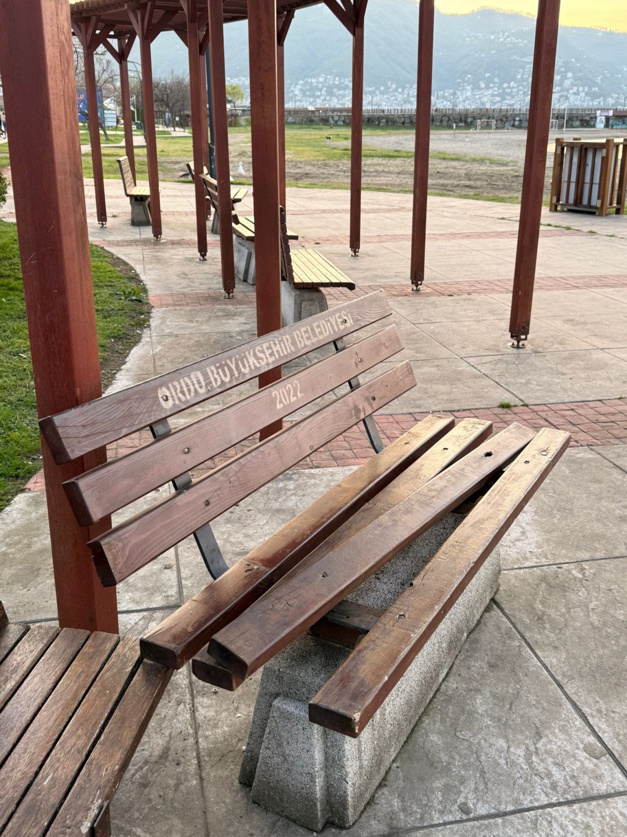 KENT MOBİLYALARINA VERİLEN ZARARLAR PES DEDİRTİYOR