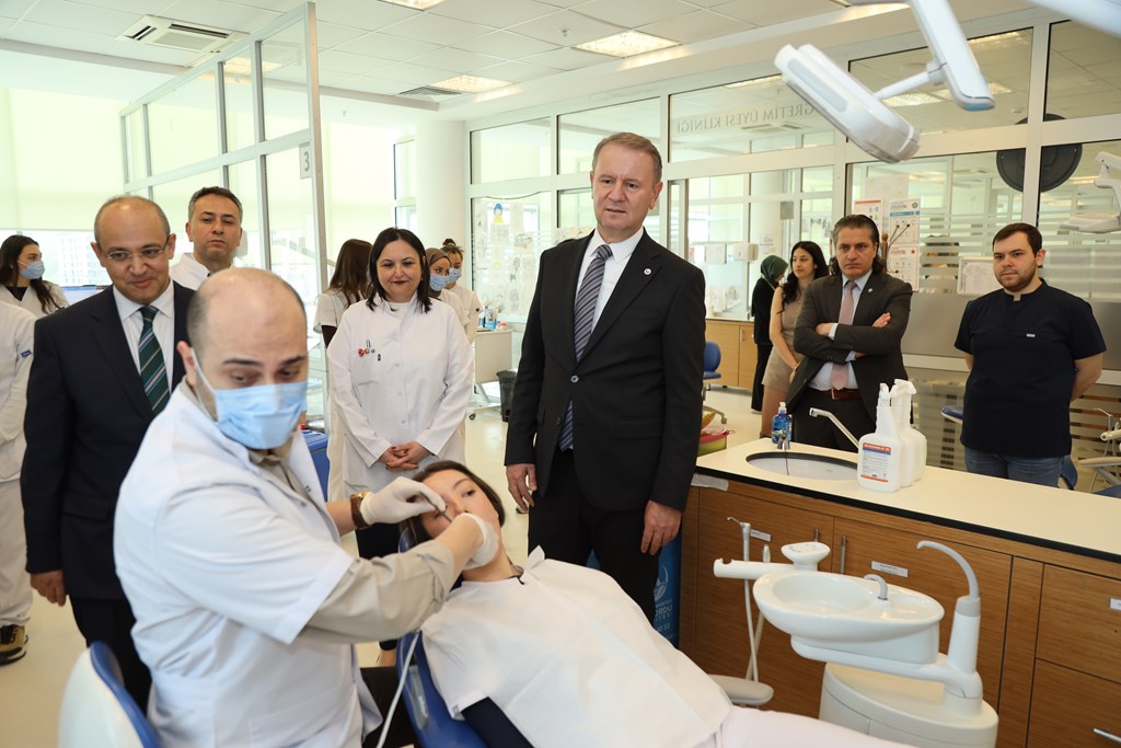 Rektör Baş, Diş Hekimliği Fakültesinde İncelemelerde Bulundu