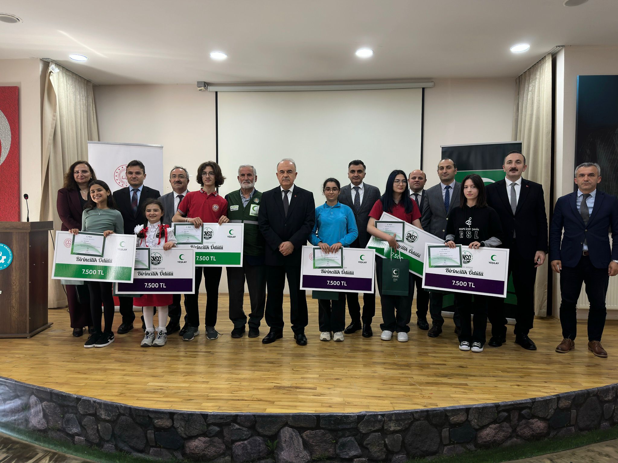 Vali Erol, Ödül Törenine Katıldı