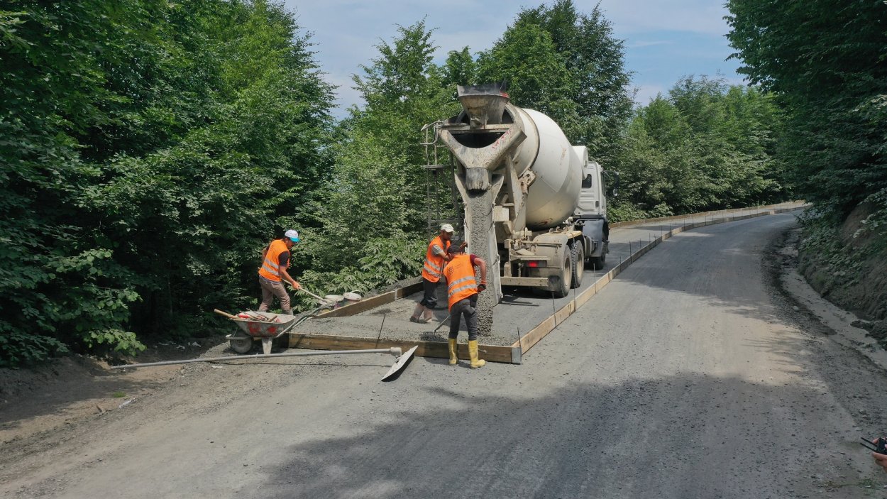 BÜYÜKŞEHİRDEN ÜÇ İLÇEYİ BAĞLAYAN YOLDA BETON HAMLESİ