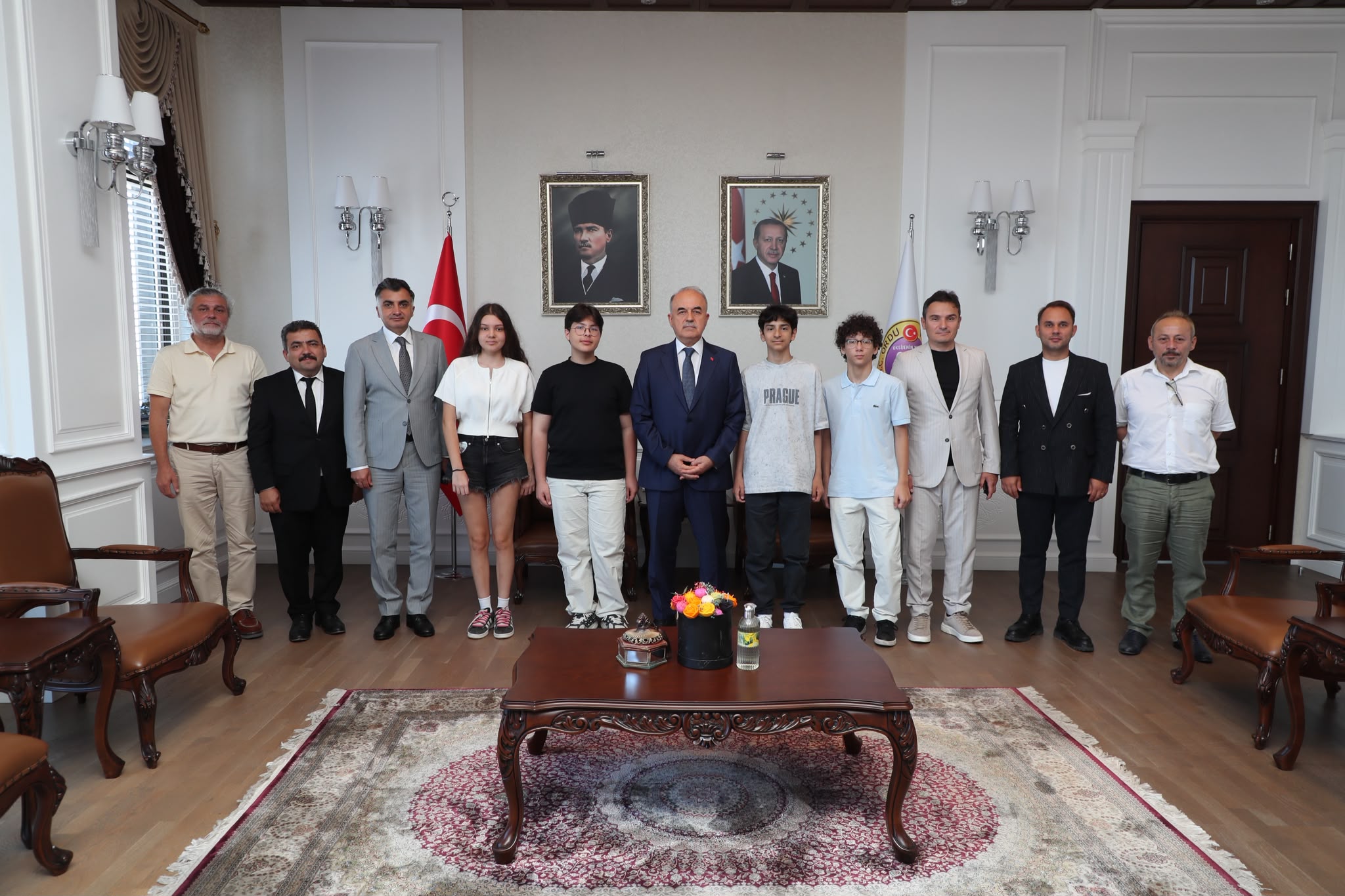 Vali Erol, LGS’de Tam Puan Alan Öğrencileri Tebrik Etti