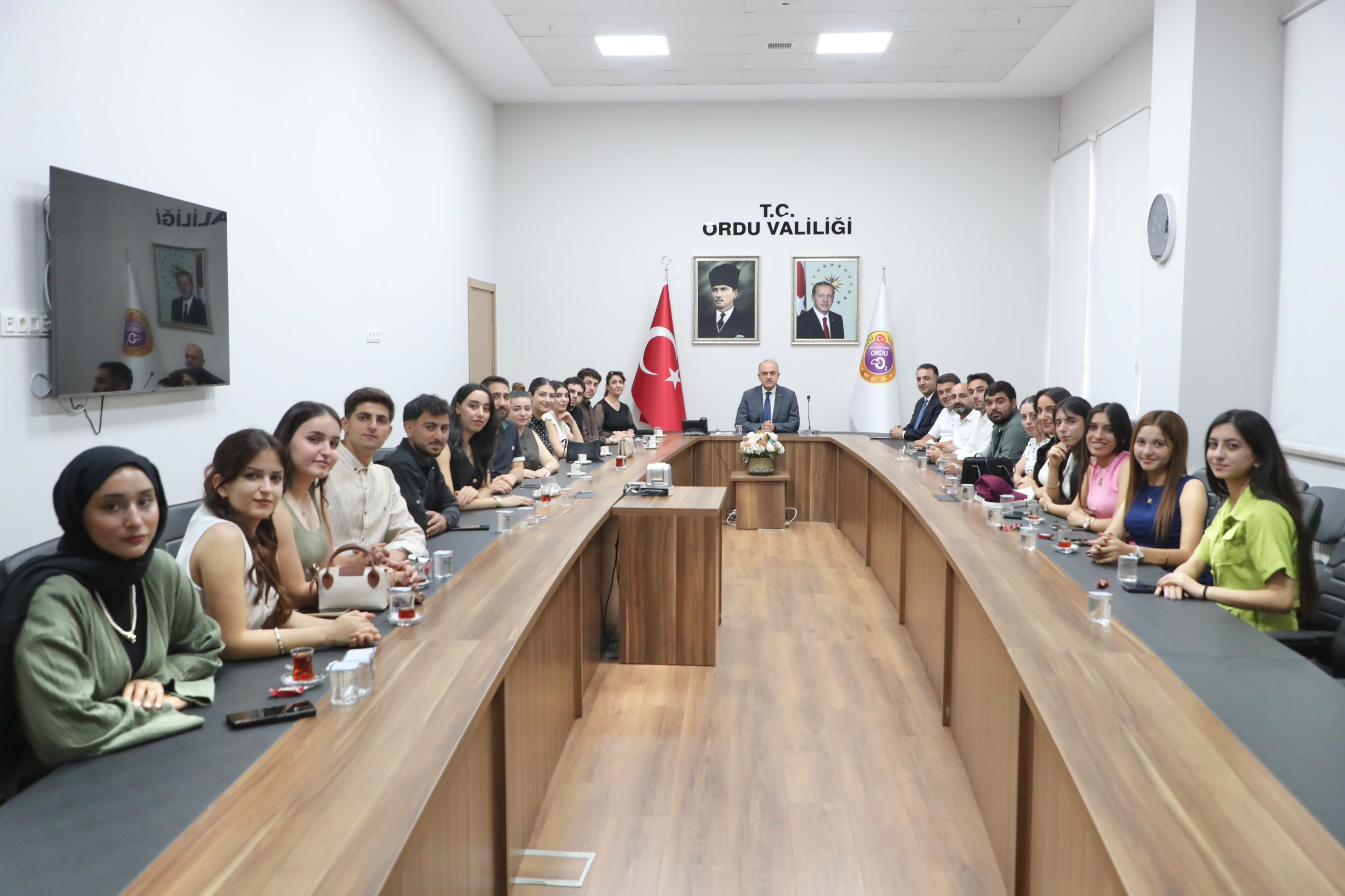 Mardinli Öğrenciler Vali Erol'u Ziyaret Etti