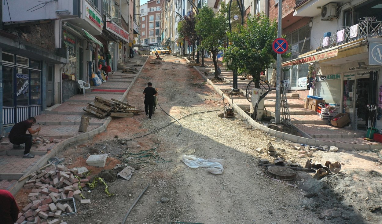 BÜYÜKŞEHİR’DEN AYBASTI’DA YOL VE KALDIRIM ÇALIŞMASI
