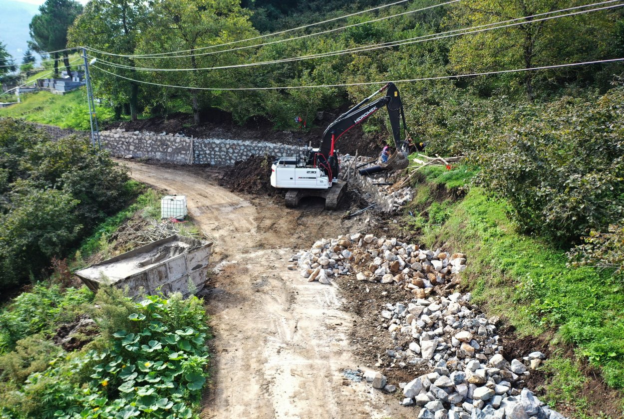 FATSA’DA YOL GÜVENLİĞİ İÇİN 110 METRELİK TAŞ DUVAR